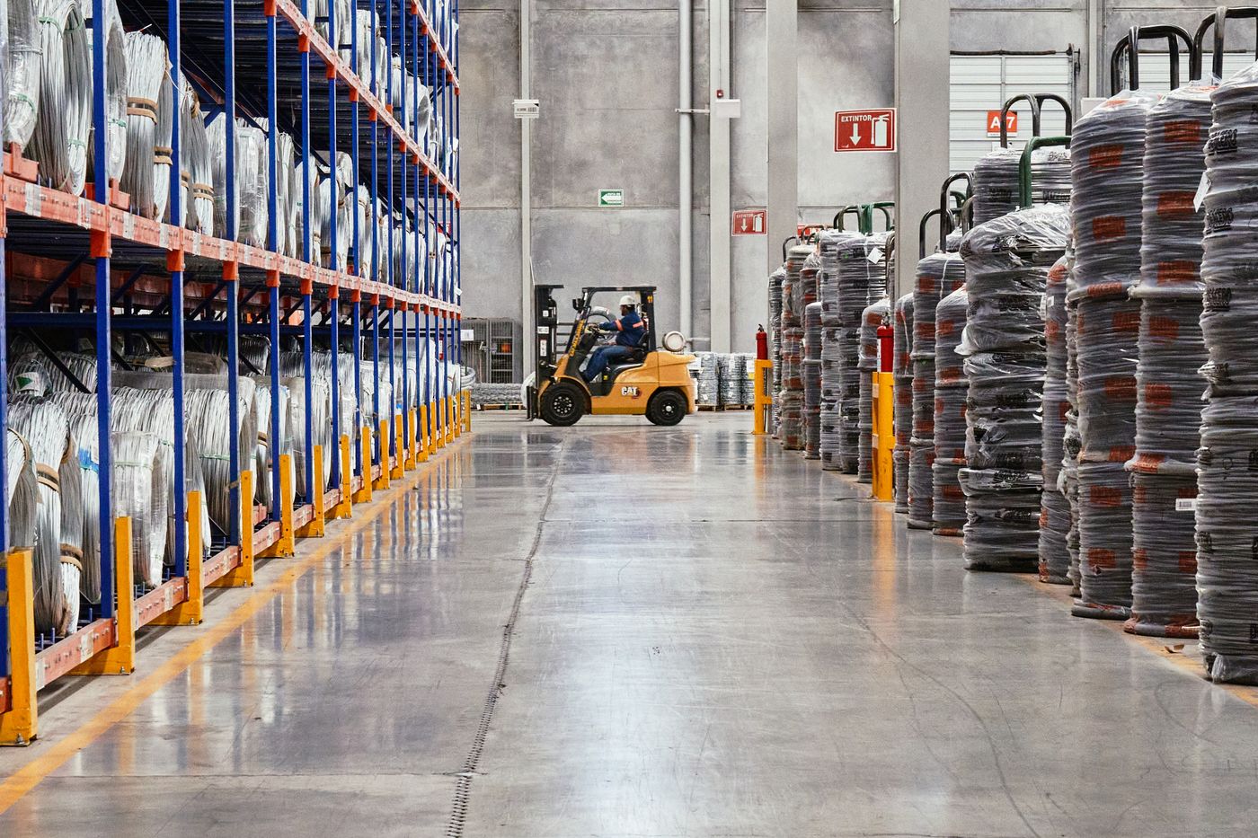 Allée logistique avec chariot élévateur