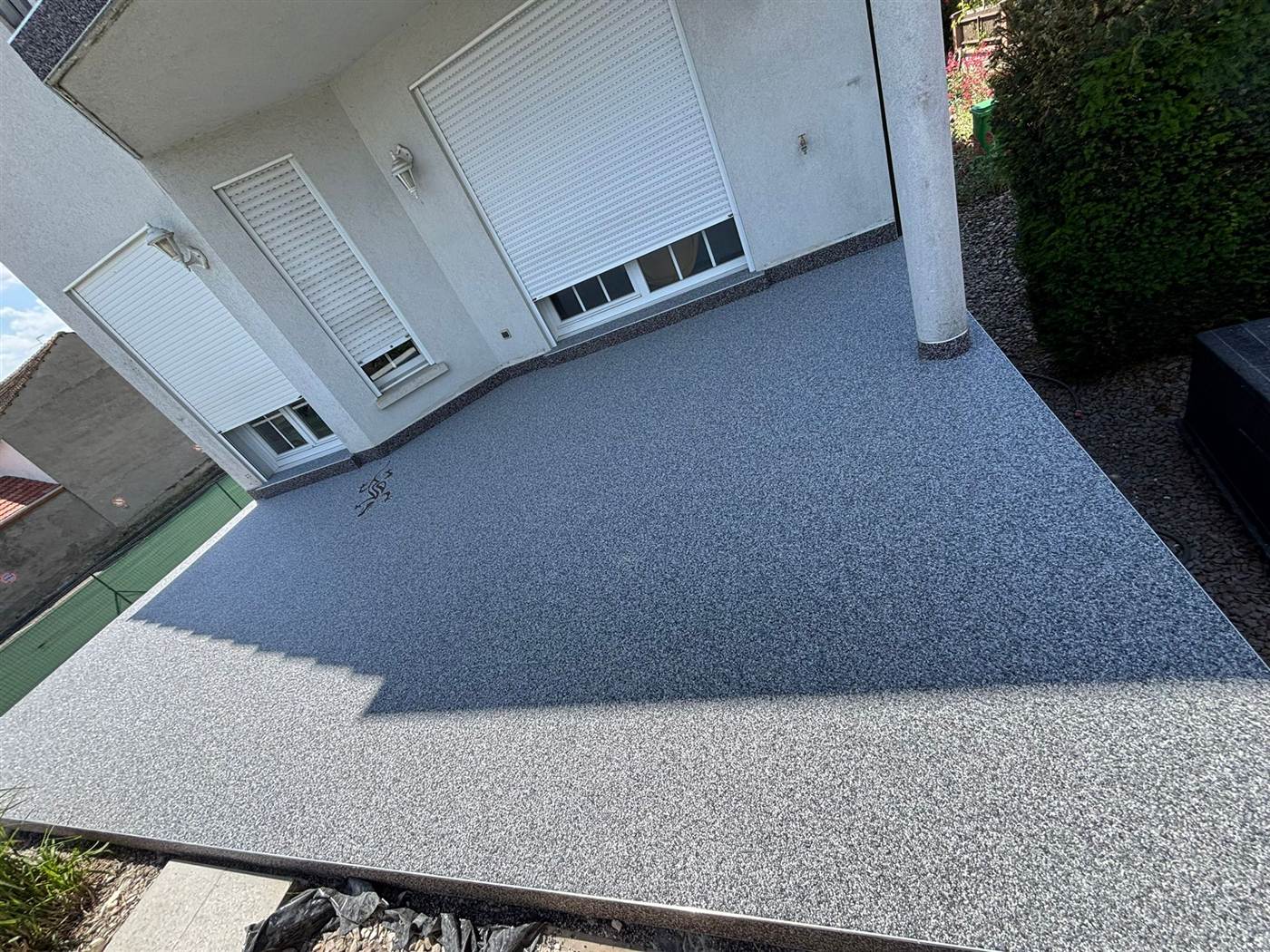 Terrasse en moquette de pierre grise posée par nos équipes