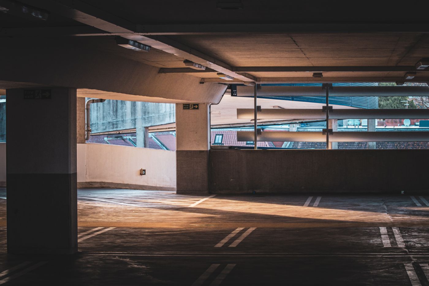 Parking couvert avec marquage de places